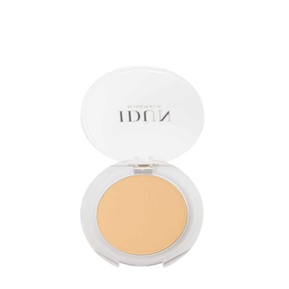 Eco-friendly eyeshadow base enhancing color vibrancy